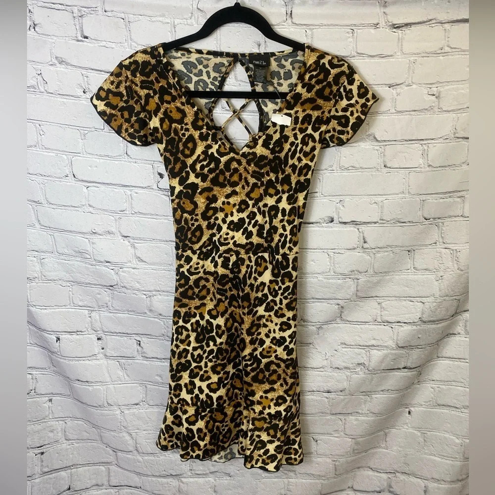 5//$20 Women’s Rue21 Leopard Print V Neck Cut Out Mini Dress Size Medium‎